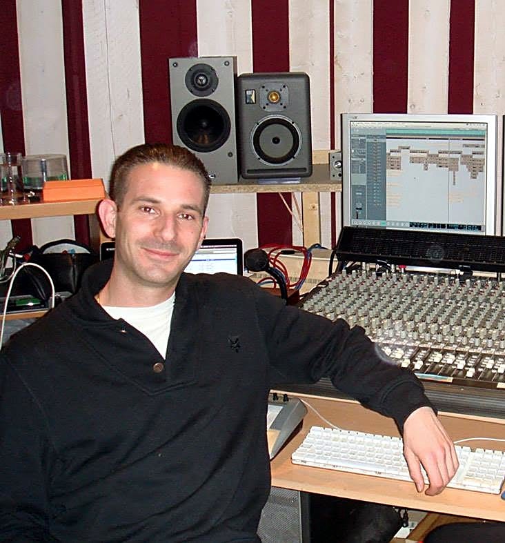 Ruff D à sa console, dans le Lab On Vibe Studio