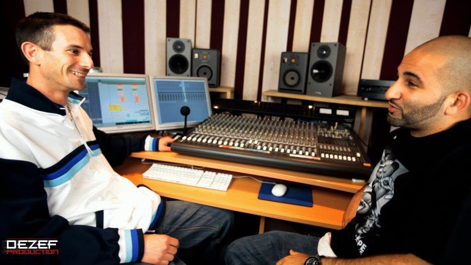 Ruff D en discussion devant la console du studio