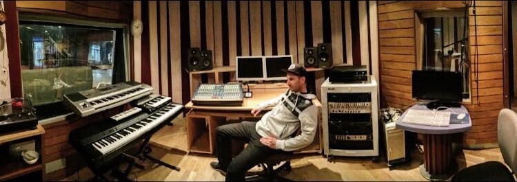 Panoramique du Lab On Vibe Studio, claviers, console et cabine
